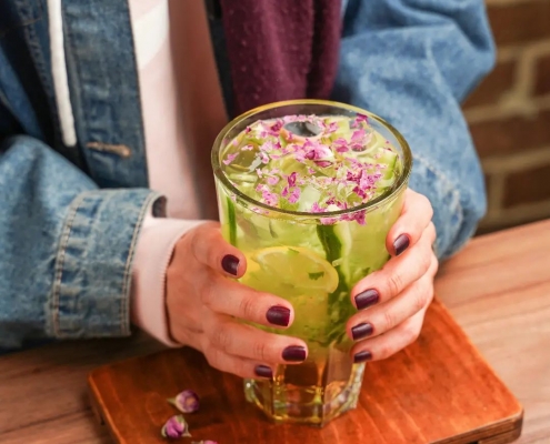 cold-drink-in-cafe-sorriso شربت خیار سکنجبین کافه سریزو