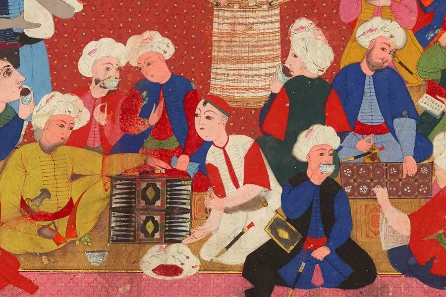 این یک نقاشی از دوره امپراتوری عثمانی است که گروهی از مردان را نشان میدهد که روی زمین در یک اتاق نشستهاند. بعضی از آنها کلاه و لباس سنتی پوشیدهاند. یک مرد با ژاکت آبی در حال نوشیدن از یک کاسه کوچک است. مردی دیگر پیپ در دست دارد و بقیه با یکدیگر صحبت میکنند. اتاق با طرحها و بافتهای قرمز تزئین شده است.